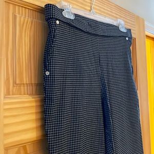 Anne Klein stretchy form fitting ankle cut pants. Size Mediun